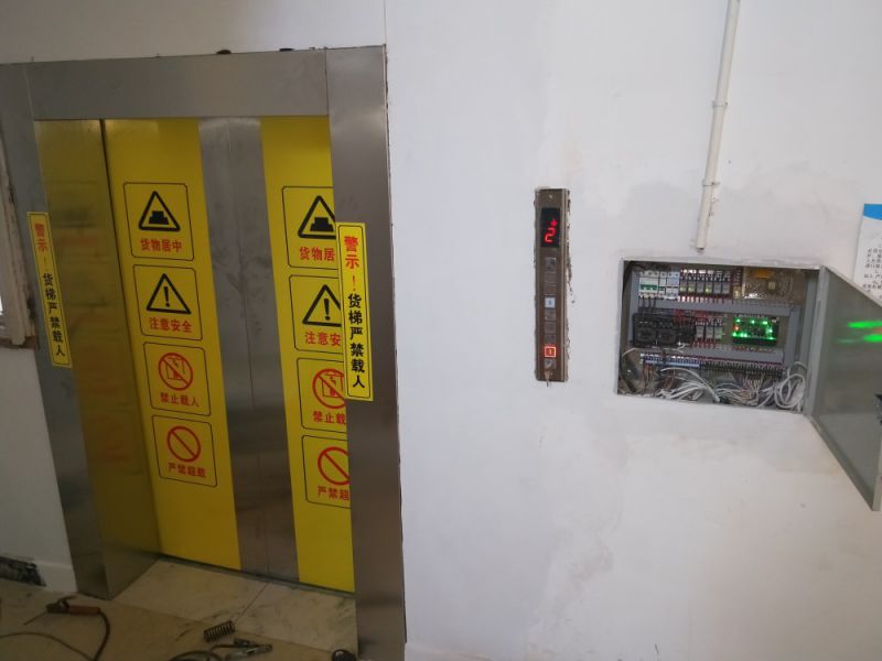 云南省疾控倉庫運(yùn)送疫苗液壓貨梯案例